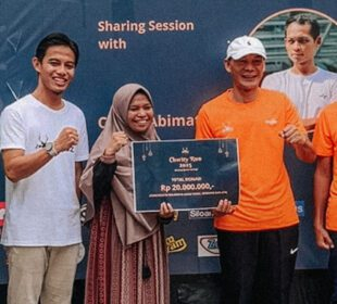 Galuh Puspha Captain Bogor Runners dalam penyerahan donasi Charity Run