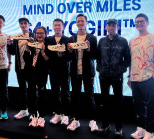 [Ki-ka] Sota Fukushima, Danar Guritno, Glenda Vyona, Jasment, Naufal Rahman, Coach Andriyanto, dan Yogi Suryo Prayogo dalam Press Conference ASICS S4+™ Yogiri Tokyo Marathon 2025