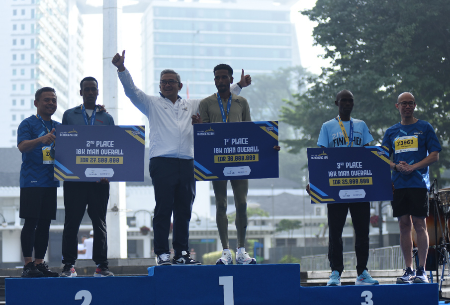 Muhammad Farhan bagikan hadiah pemenang Bank bjb Bandoeng 10K