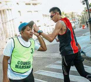 Apa itu marshall? Petugas Marshall Pocari Sweat Run 2024 memberikan semangat kepada salah satu peserta