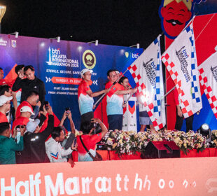 Gubernur DKI Jakarta melepas peserta dalam BTN Jakarta INternational Marathon 2025