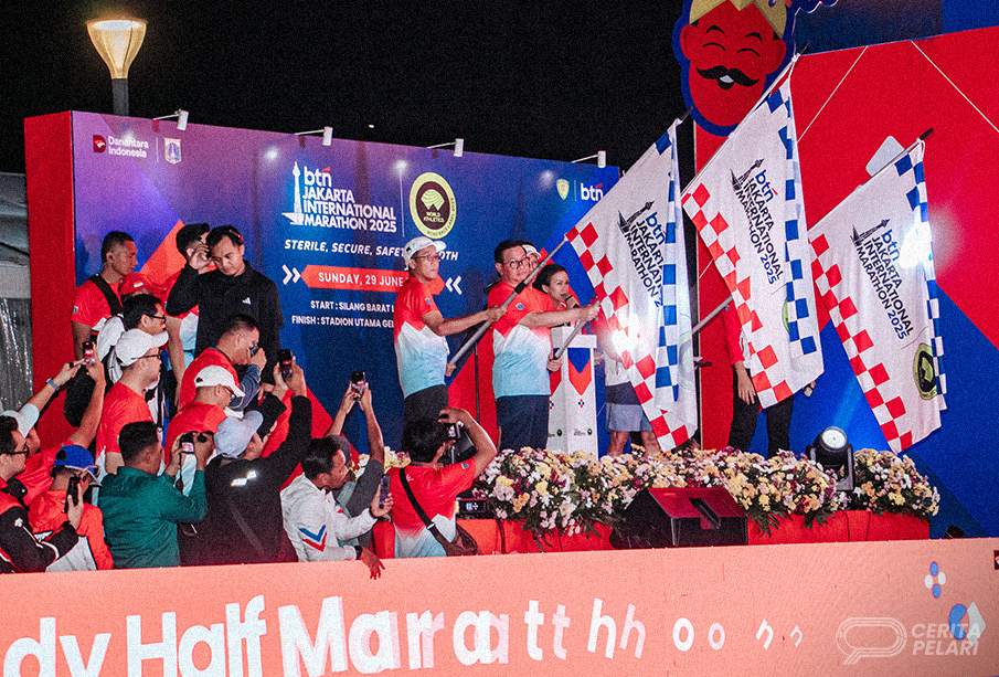 Gubernur DKI Jakarta melepas peserta dalam BTN Jakarta INternational Marathon 2025